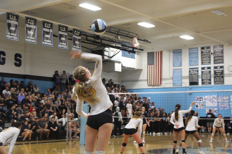 Senior+captain+Tatum+Teel%2C+serving+for+the+point.+Photo+by+Ashlynn+Velarde%2C+VHS+Yearbook