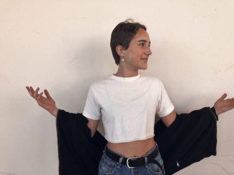 Freshman Audrey Flynn expressing her opinion on different ways people react to style. Photo by Juliana Jacobson