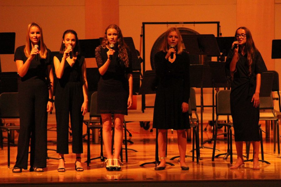 (From left to right) Sophomore Carly Froelich, freshman Aliza Barroca, senior Molly Sturgeon, sophomore Eden Harnar and sophomore Eden Shoemake, the singers of the VHS Music Department's Vocal Jazz group, singing Gershwin's "Someone Watch Over Me." Photo by: Miles Bennett