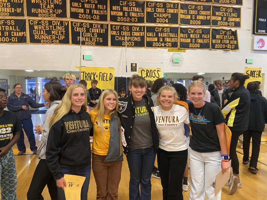 Freshman Caroline Von Guten, freshman Bailey Burman, junior Chelsea Ochoa, freshman Brody Daw and junior Addie Ragsdale (left to right) all attended eighth grade sports night to advertise for both the cross country team and the track and field team. Photo by: Livia Vertucci