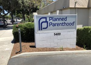 Abortion providers such as the Planned Parenthood health center on Ralston Street in Ventura are protected by California law, despite the U.S. Supreme Court’s decision to overturn Roe v. Wade. The federal government should protect abortion rights, lifting the burden from states to decide and ensuring that every American can abort their pregnancies if they so choose. Photo by: Alejandro Hernandez