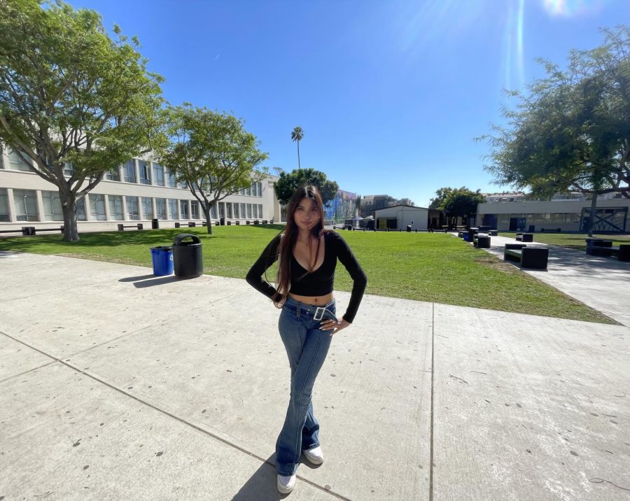 .5 photos on iPhones started in 2019 when ultra-wide-angle lenses were added to the iPhone.  “I think its fun and it captures memories because everyone uses it to take pictures of everything they think is interesting or their friends,” said Arabella Guce ‘24 (center left).
 Photo by: Belen Hibbler

