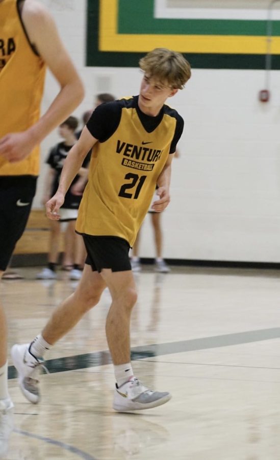 Jake+Auster+%E2%80%9824+%28center%29%2C+the+point+guard+on+the+varsity+boys+basketball+team%2C+said%2C+This+season%2C+I+am+most+excited+about+having+packed+crowds+and+student+sections+because+a+loud+student+section+can+affect+a+game+a+lot+more+than+people+realize.+Photo+by%3A+Vinhanh+Nguyen