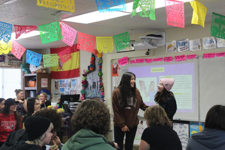 Members of the Mi Sendero club get together every Wednesday and participate in activities that help expand their vocabulary in both English and Spanish. Photo by: Leslie Castro
