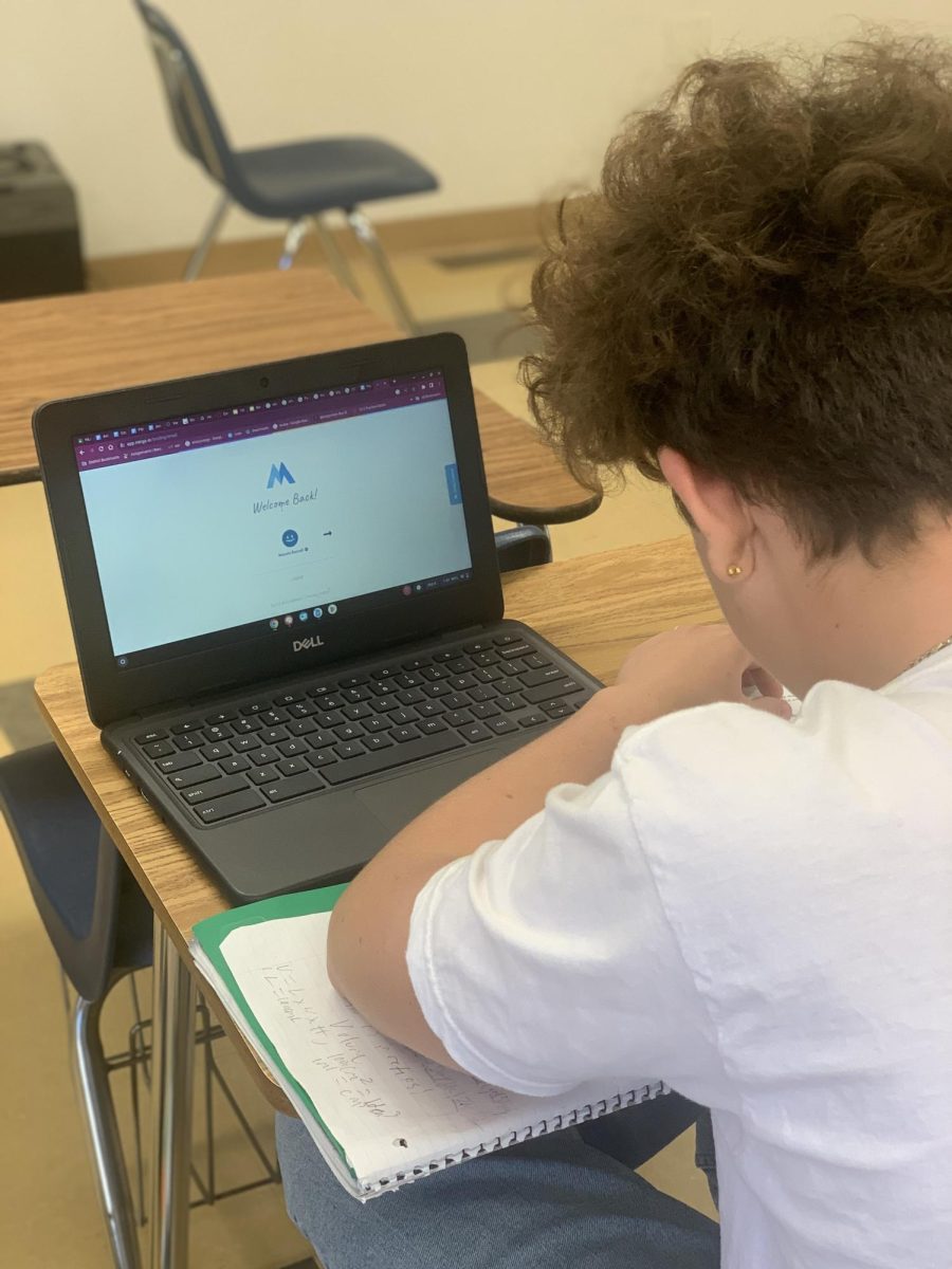 Students are able to access the Minga website on their Chromebooks in order create their hall pass or check their student ID. Photo by: Emily Nguyen