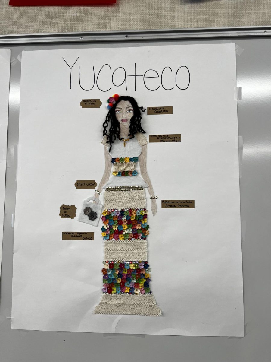 Iliana Cervantes '27 dijo, "Arriba en el pelo hay unas flores y tiene pelo rizado y también hay maquillaje colorido y unos accesorios que simbolizan la cultura y la blusa representa basically the traditions and culture of yucateco and basically the tote bag it shows like downtown style and with accessories also." Foto por: Samantha Martinez